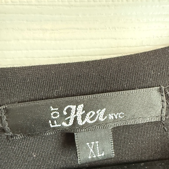 Elegant Black Top with Graphic and Sheer Sleeves - Picture 3 of 3